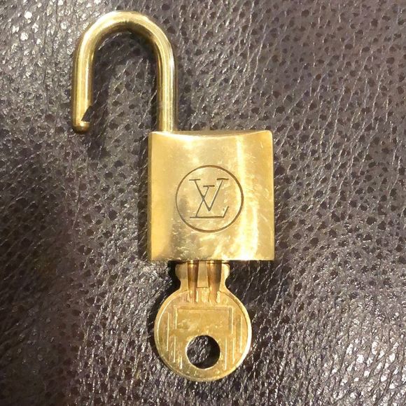 LOUIS VUITTON Vintage 200 Series LV Padlock Lock & Key #225 - Picture 7 of 8